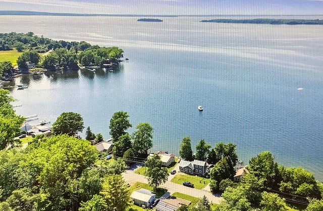 Cozy house on Lake Champlain, beautiful sunsets, dog friendly, 1.5 bath, kayaks.