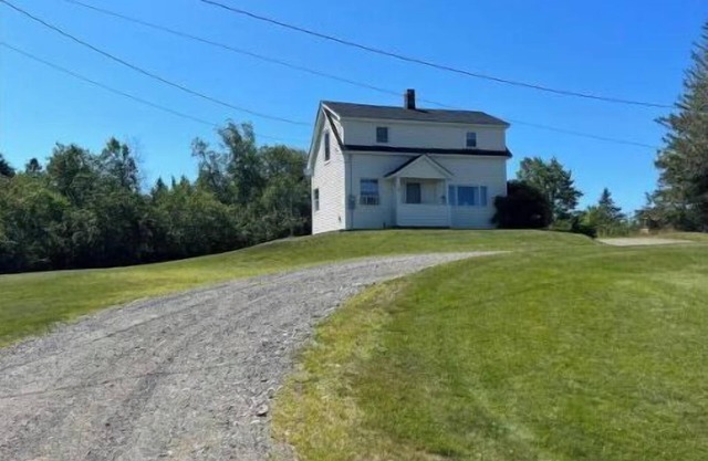Cozy house with large fields, firepit and plenty of parking