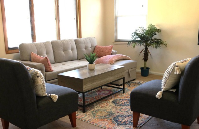 Cozy house w/easy access to downtown, airport, parks & more.