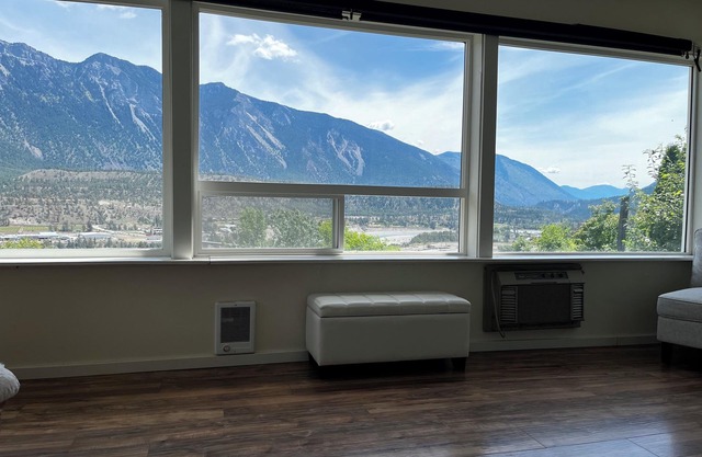 Cozy house w/hottub. Views of Fraser river and mountains. Family friendly