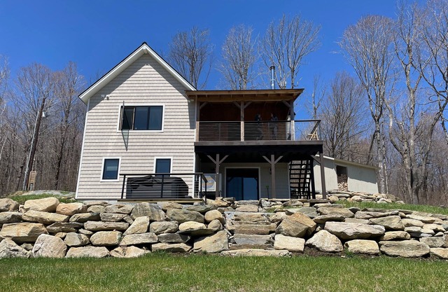 Cozy house w/ mountain views, hot tub, woodstove, balcony, bbq, central a/c