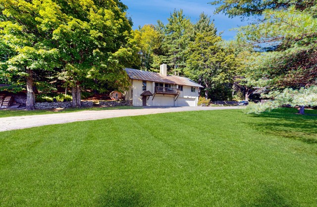 Cozy house w/ mtn views, sauna, fire pit, BBQ, fireplace, w/d, deck, wifi, EV