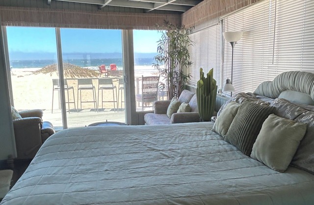 Cozy house with fireplace near beach, with spa surrounded by rustling bamboo.