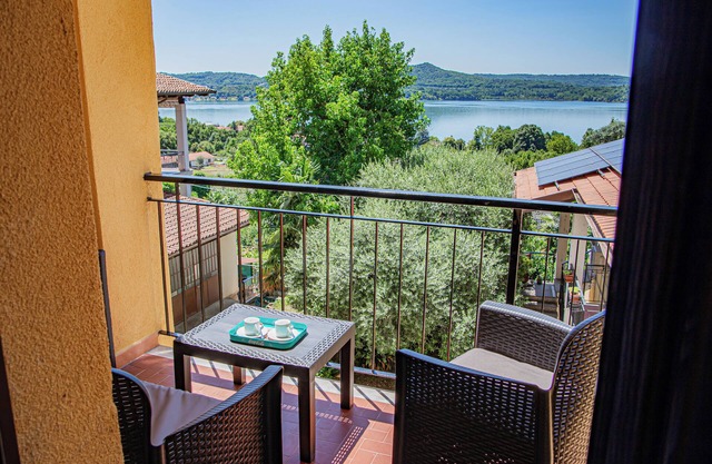 Cozy House with Lake View Private Terrace & Self Check-in 24h