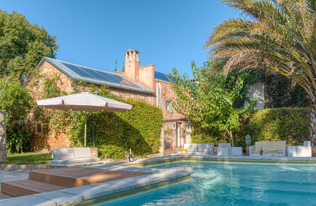 Ferienhaus mit Pool und mediterranem Park (B)