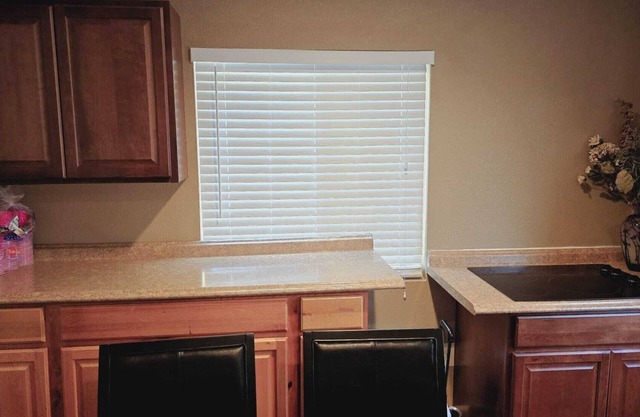 Cozy house with Separate Office Space in pleasant Sacramento
