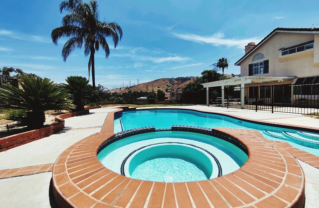 Cozy house with pool and great view