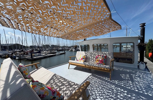 "Cozy houseboat 'Anna' on the IJsselmeer - pure relaxation!"