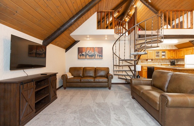Cozy Hyalite Cabin, Minutes from Recreation & Town, Sleeps 5!