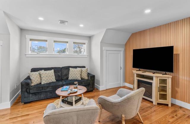 Cozy Hyannis Retreat: Patio, Beach & Shops!