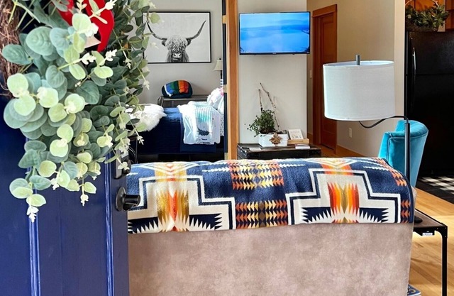 Cozy Hygge 2 bedroom cabin - kid friendly - farm stay