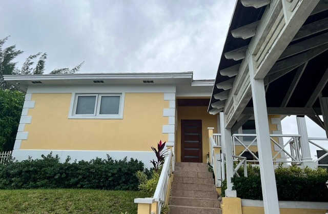 Cozy in paradise. 5 minutes from the beach, Fish Fry, and downtown Bay Street.