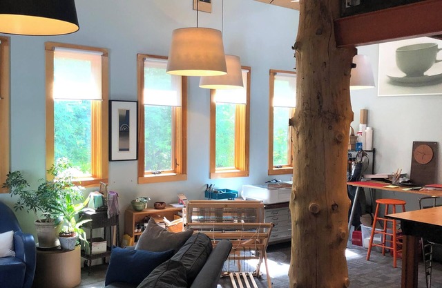Cozy In Town Manchester Studio w/ Loft Bedroom.