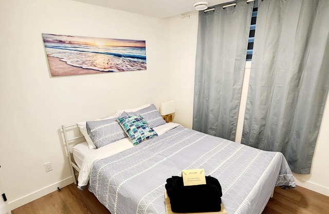 Cozy Indigo retreat-Two Bedroom -private Entrance-pet Friendly