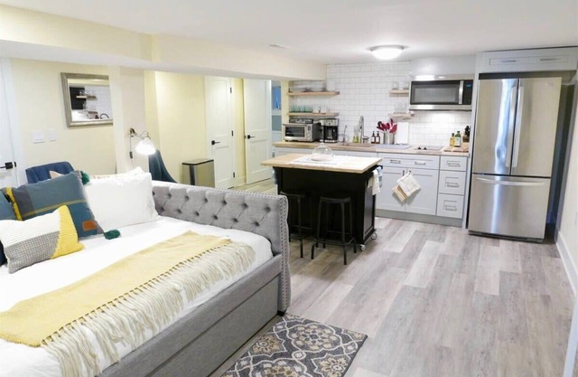 Cosy + Industrial - Bijou Studio in Capitol Hill!