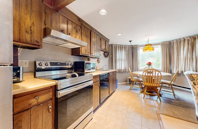 Cozy, inviting condo close to skiing, hiking, golf & charming villages