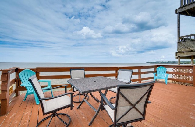 Cozy Irondequoit Home on Lake Ontario!