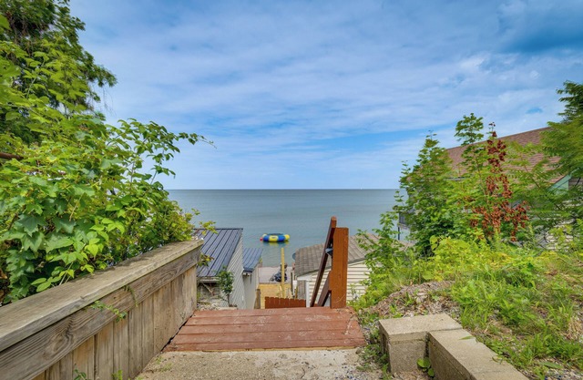 Cozy Irondequoit Home on Lake Ontario!