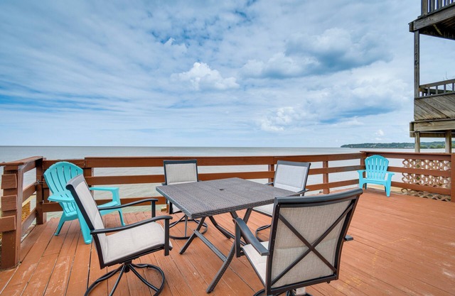 Cozy Irondequoit Home on Lake Ontario!