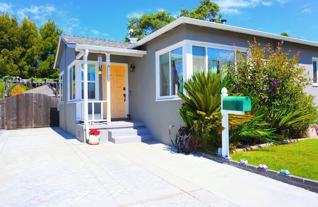 Cozy Island Retreat: 3 BR & Garden Yard - 10 minutes from everywhere!