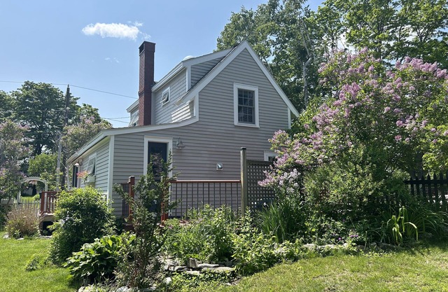 Cozy Island Retreat /Sleeps 6 /Large Outdoor Space /Firepit /2 Bikes