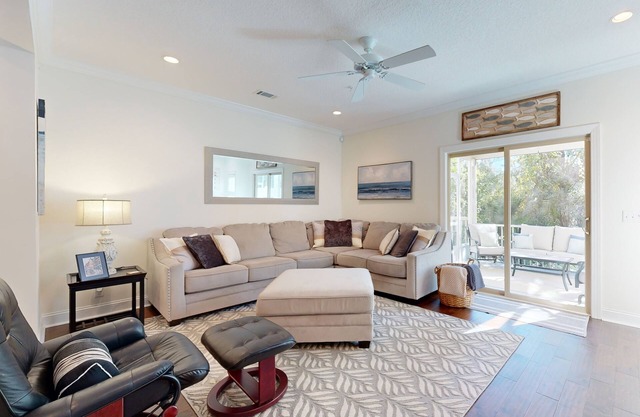 Cozy island townhouse w/screened porch, shared pool, & serene pond views