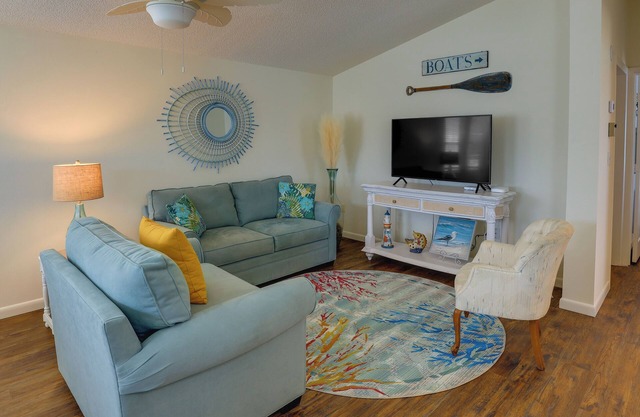 Cozy Jensen Beach Home: Pool Access, Walk to Beach