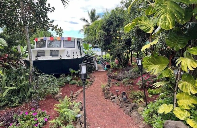 Cozy jungle boat hideaway with stunning ocean view