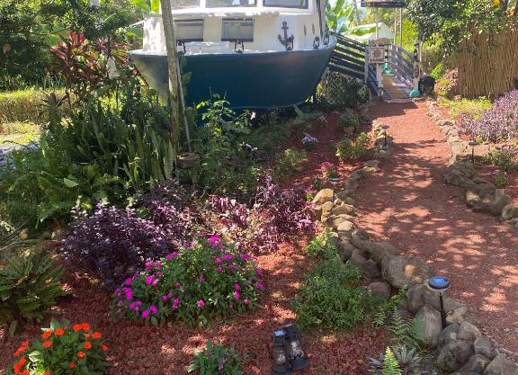 Cozy jungle boat hideaway with stunning ocean view