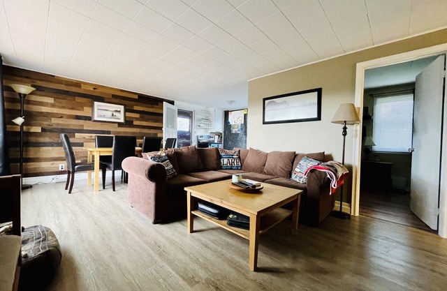 Cozy Kawartha Cottage right on the water