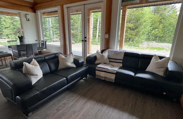 Cozy Kelowna Cabin #5 - Sleeps 10 with private hot tub