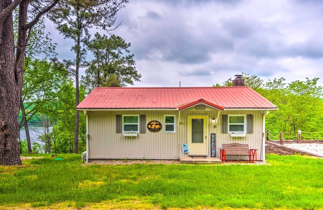 Cozy Kentucky Cabin w/ Sunroom, Yard & Views!