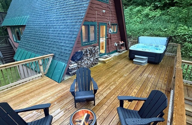 Cozy Killington A-Frame w/Hot Tub, Modern Kitchen & Forest Views – Near Skiing & Hiking Trails