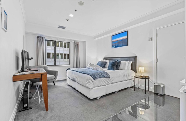 Cozy Room w/ King Bed+ Gym and Pool Zodiak Stays