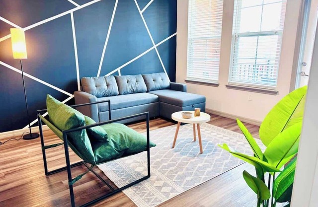 Cozy King Bed, Pet-Friendly, 15 Min to Disney