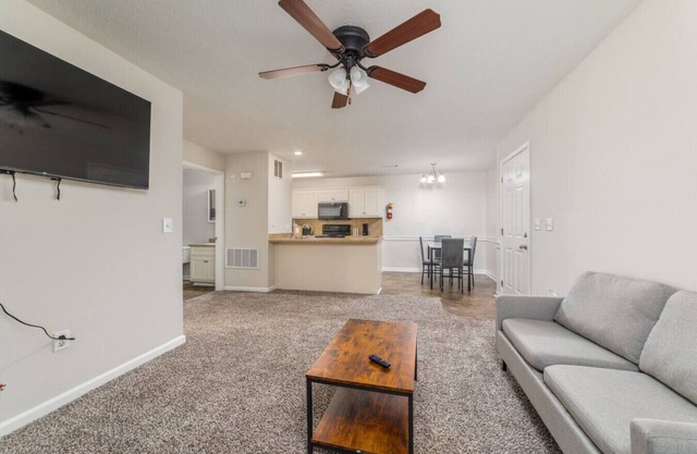 Cozy King Bed Retreat – Near the Airport!
