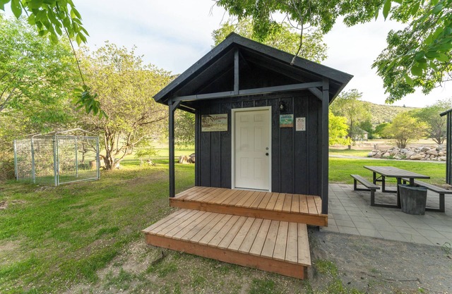Cozy King Cabin Retreat at Pirates Cove | River Access + Bathhouse
