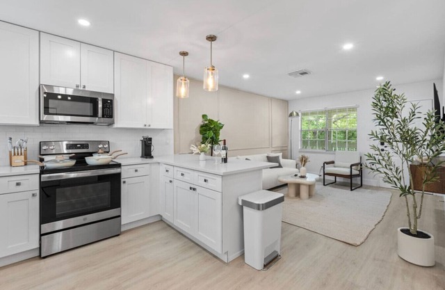 Cozy king suite Prime Location|FREE parking & crib