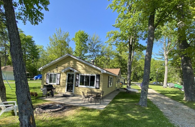 Cozy Lake Access house on Houghton Lake