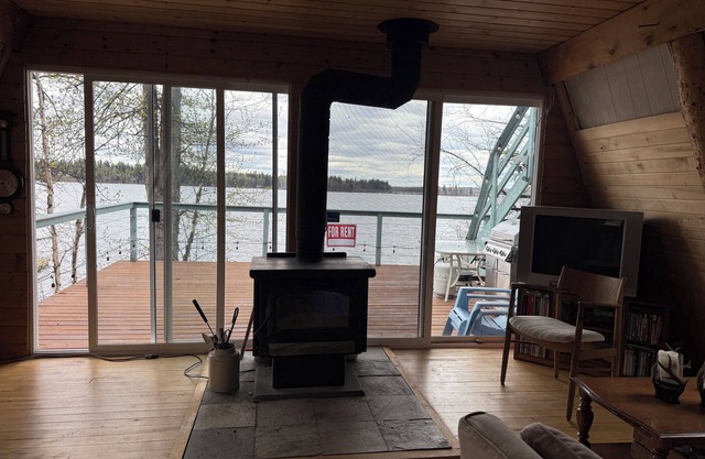 Cozy lakefront cabin on Nukko Lake.