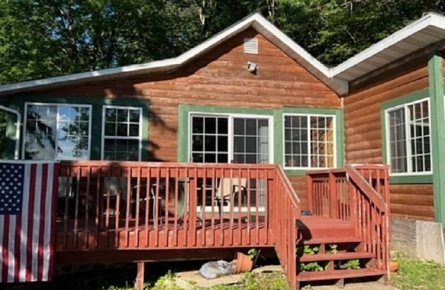 Cozy lake cabin with your own private dock. Secluded lot close to the city!