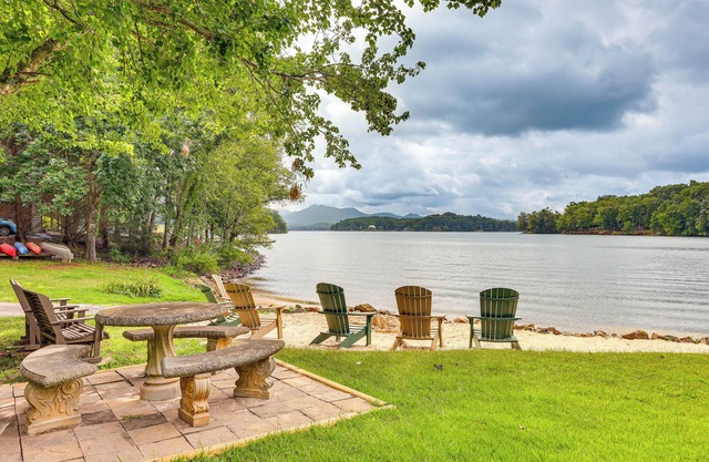 Cozy Lake Chatuge Getaway, Walk to Water!
