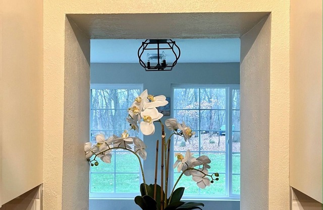 Cozy Lake Como Getaway - quiet, comfy, and minutes to private beach!