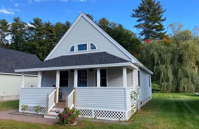 Cozy Lake Cottage on Woodbury Pond.