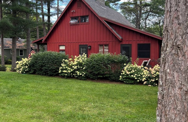 Cozy Lake Cottage sleeps 8