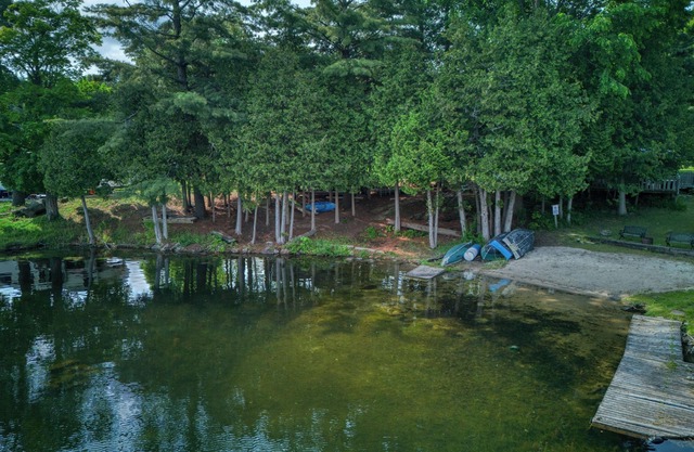 Cozy Lake Escape: 2-Bed with Bunk, Sleeps 4, Full Kitchen & AC
