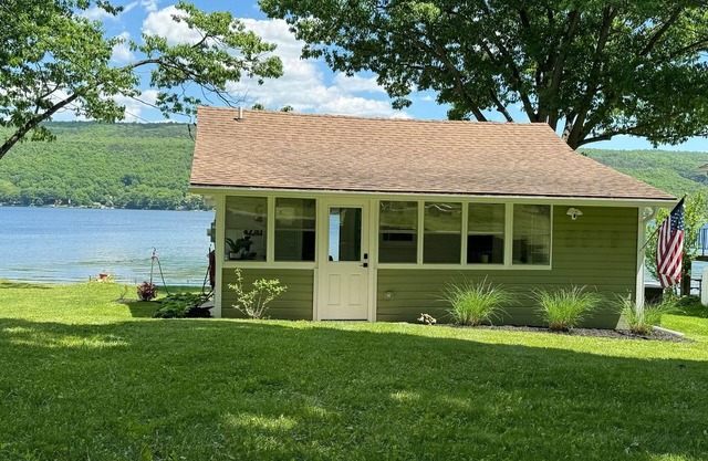 Cozy Lake Front Cottage