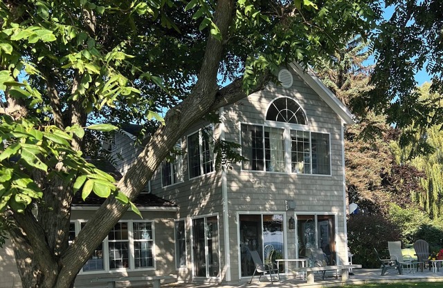 Cozy Lake front family home- Lake Champlain