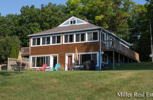 Cozy Lake Front get away