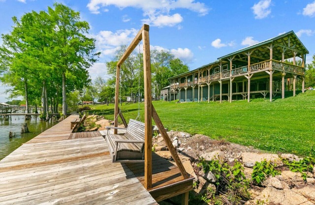 Cozy Lake Front Home